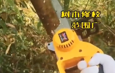 蘭龍鋰電單手鋸新品上市，最大可以切割直徑20公分的樹(shù)木！機(jī)身小巧，攜帶方便，高品質(zhì)鋰電池組大容量、高續(xù)航，大功率無(wú)刷電機(jī)輸出強(qiáng)勁，切割伐木省時(shí)省力。